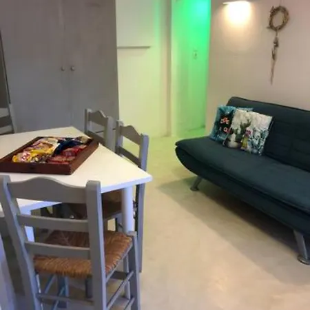 On An Island & - Apartment Fira (Santorini)