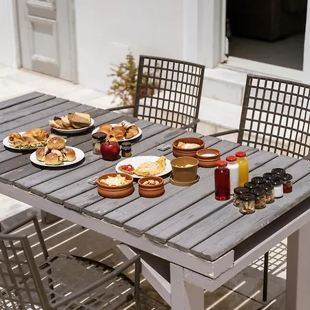 On An Island & - شقة