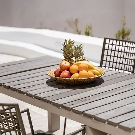 On An Island & - شقة