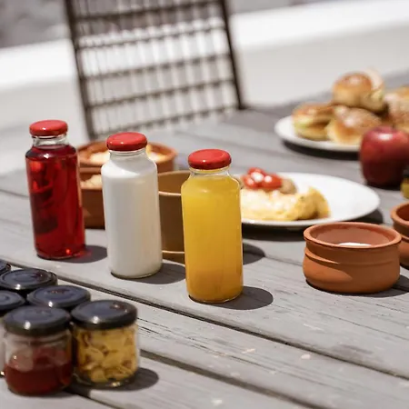 On An Island & - شقة