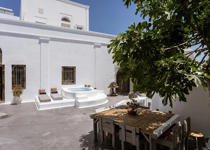 On An Island & - شقة