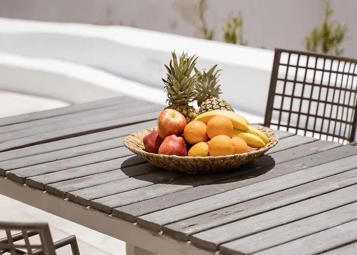 On An Island & - شقة